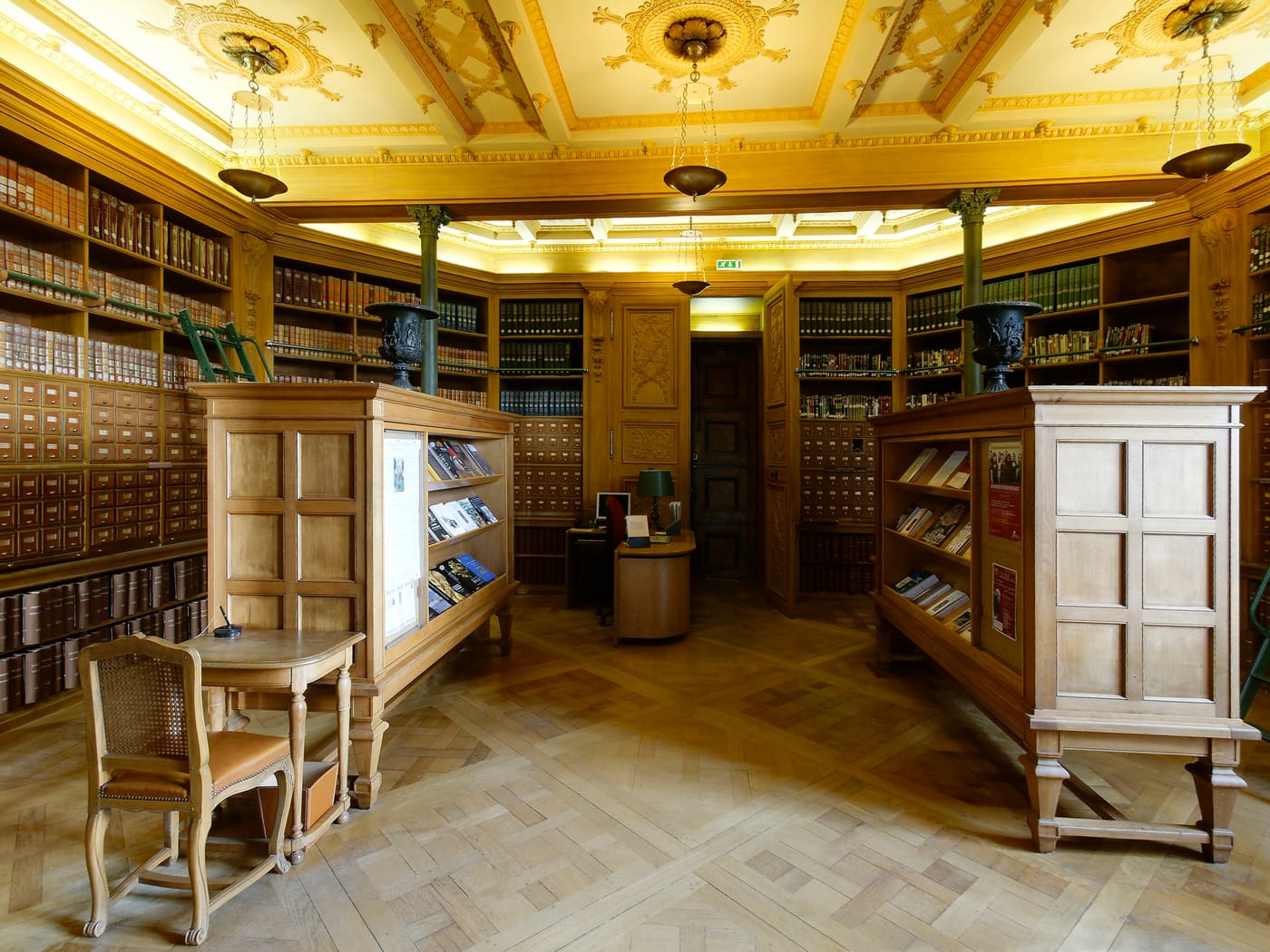 Sala de catálogos de la Biblioteca Mazarina, en París: ficheros de madera con miles de fichas indexadas a mano.